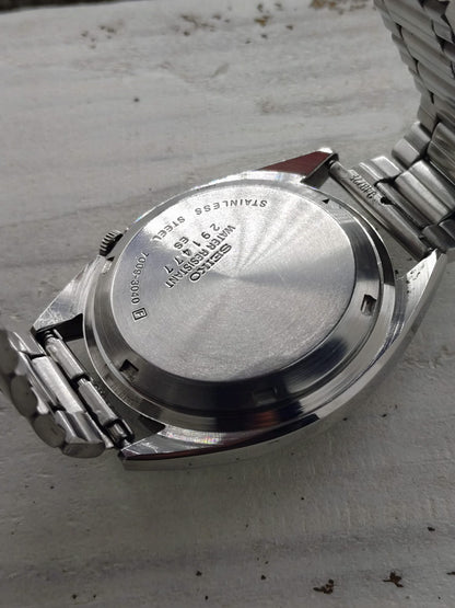 Seiko 5 Automatic 7009-3040 – Graues Sunburst-Zifferblatt & Tag/Datum – 17 Jewels, September 1982