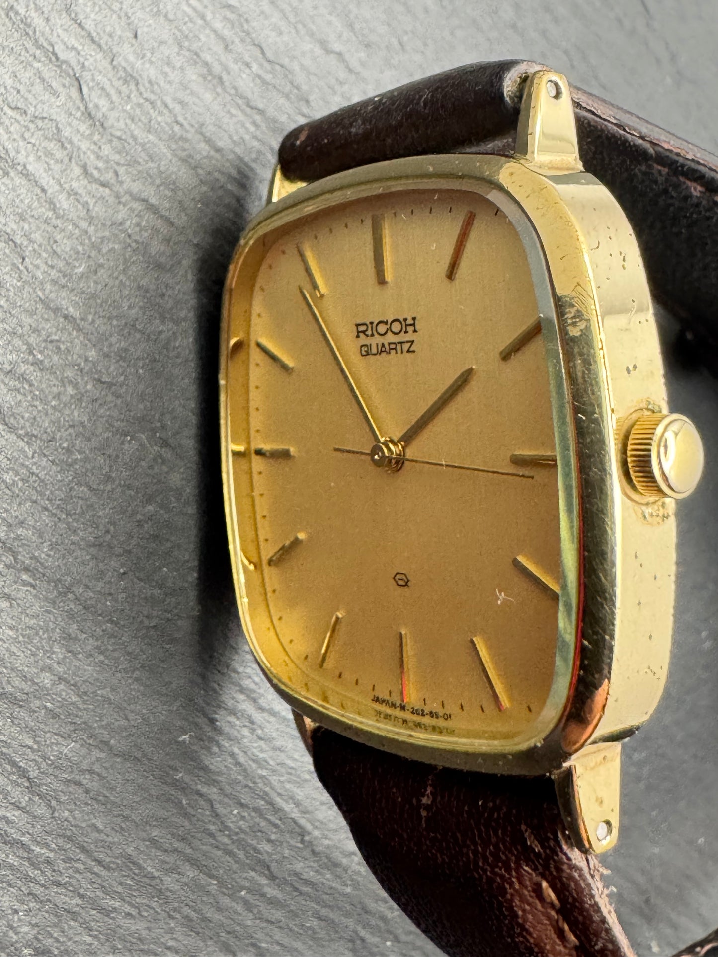 Ricoh Quartz Vintage Dress Watch Ref. 26283-4 – vergoldete rechteckige Japan-Dresswatch mit Originalbox, späte 1980er