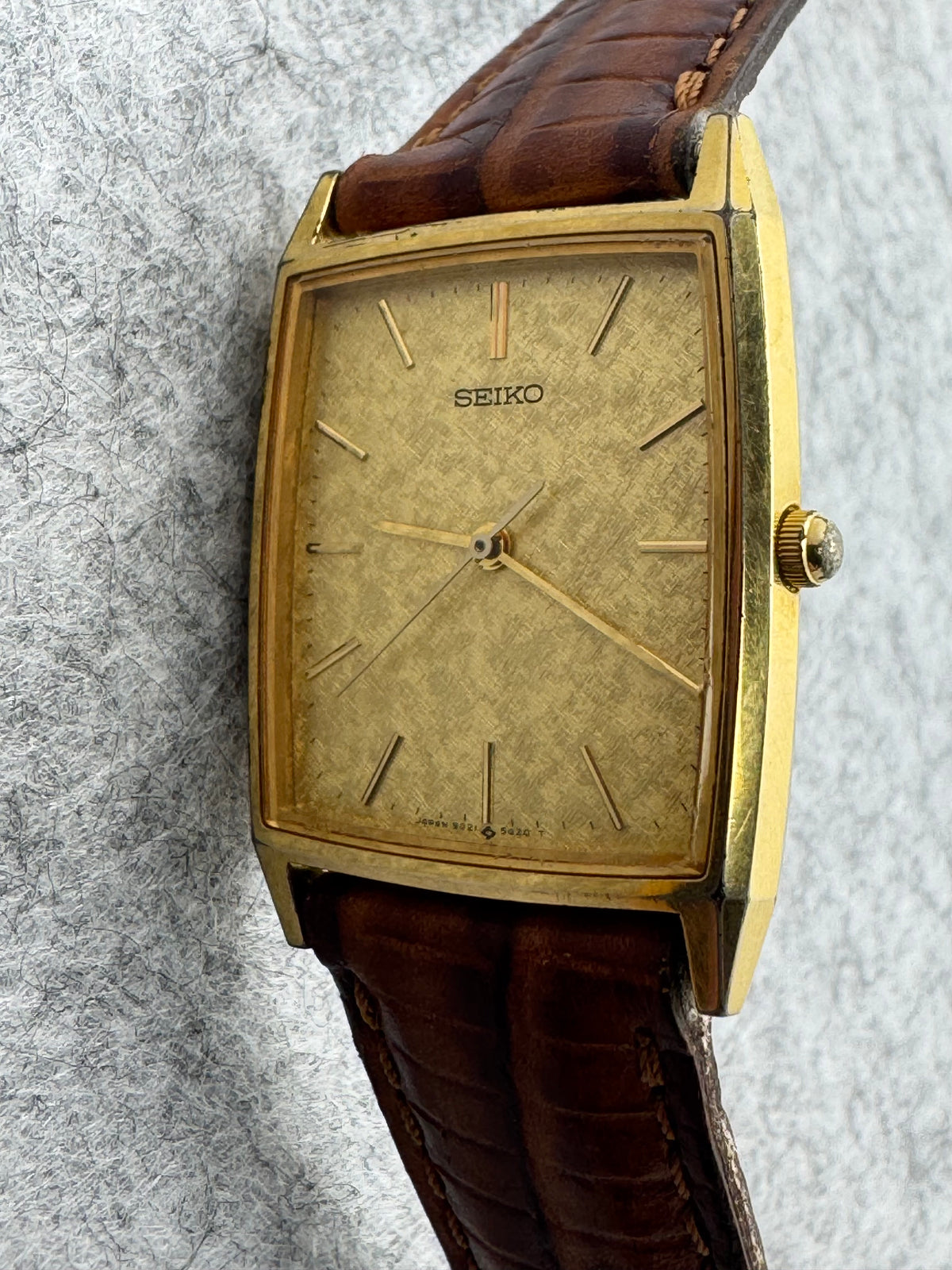 Seiko Quartz 9021-5340 – December 1985 – square, gold-colored – only 5.3 mm high – freshly serviced