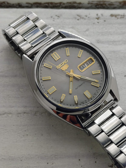 Seiko 5 Automatic 7009-3040 – Graues Sunburst-Zifferblatt & Tag/Datum – 17 Jewels, September 1982