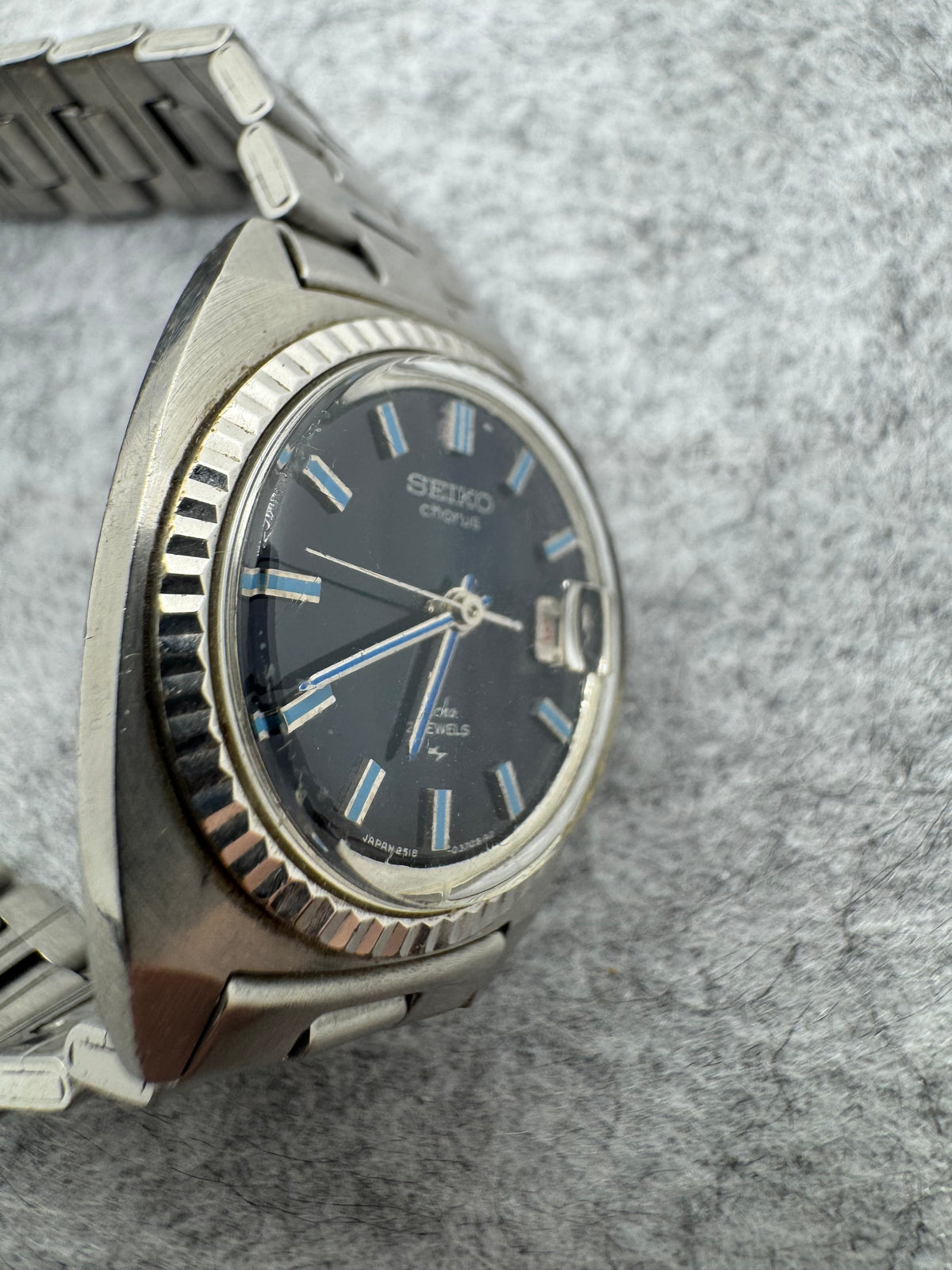 Seiko Chorus 2518-0130 – Manual winding – February 1969 – blue dial – Original bracelet
