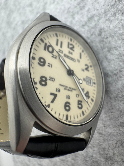 Seiko Quartz 7N42-8260 – Oktober 2001 – Feldzifferblatt mit Leuchtmasse und 24-Stunden-Skala – 10 BAR – Anfang 2026 revidiert