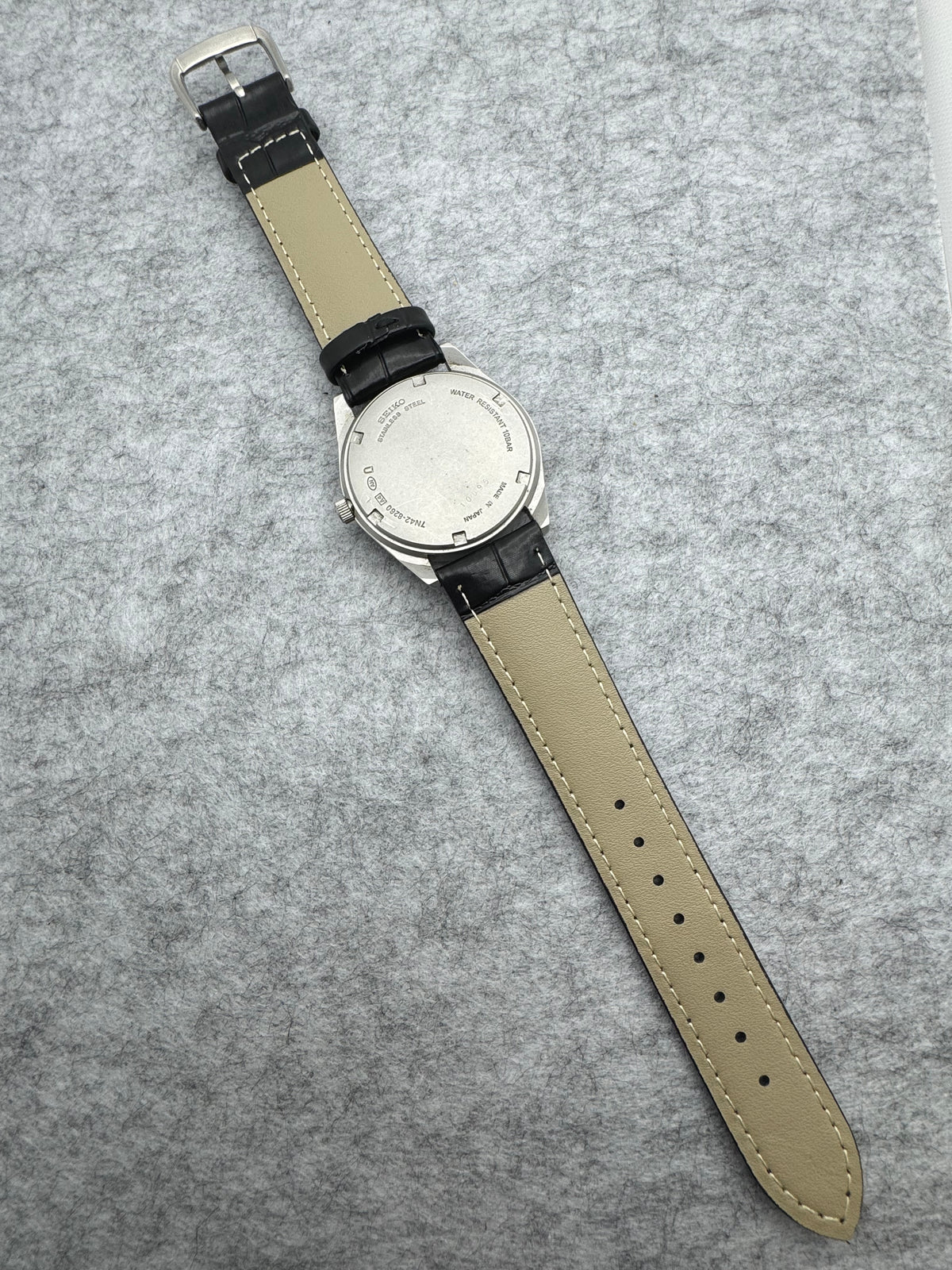 Seiko Quartz 7N42-8260 – Oktober 2001 – Feldzifferblatt mit Leuchtmasse und 24-Stunden-Skala – 10 BAR – Anfang 2026 revidiert