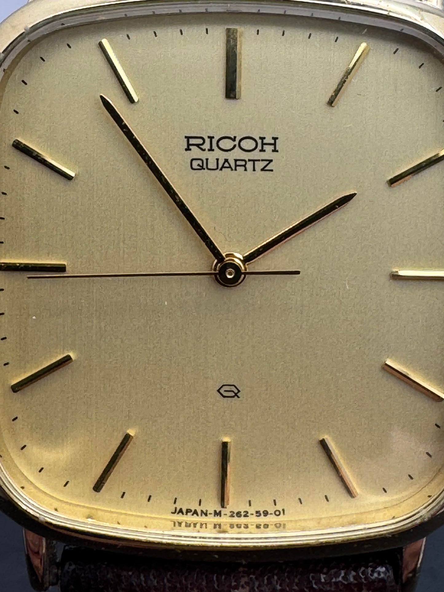 Ricoh Quartz Vintage Dress Watch Ref. 26283-4 – vergoldete rechteckige Japan-Dresswatch mit Originalbox, späte 1980er