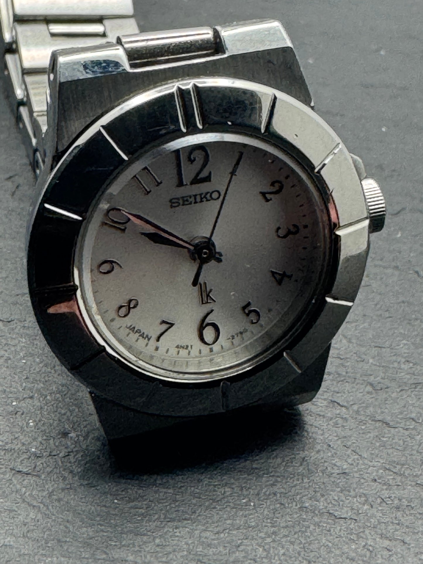 Seiko Lucia Quarz-Damenuhr (Ref. 4N21-1180), Dezember 1999, silbernes Zifferblatt, Original-Stahlarmband mit Ersatzgliedern
