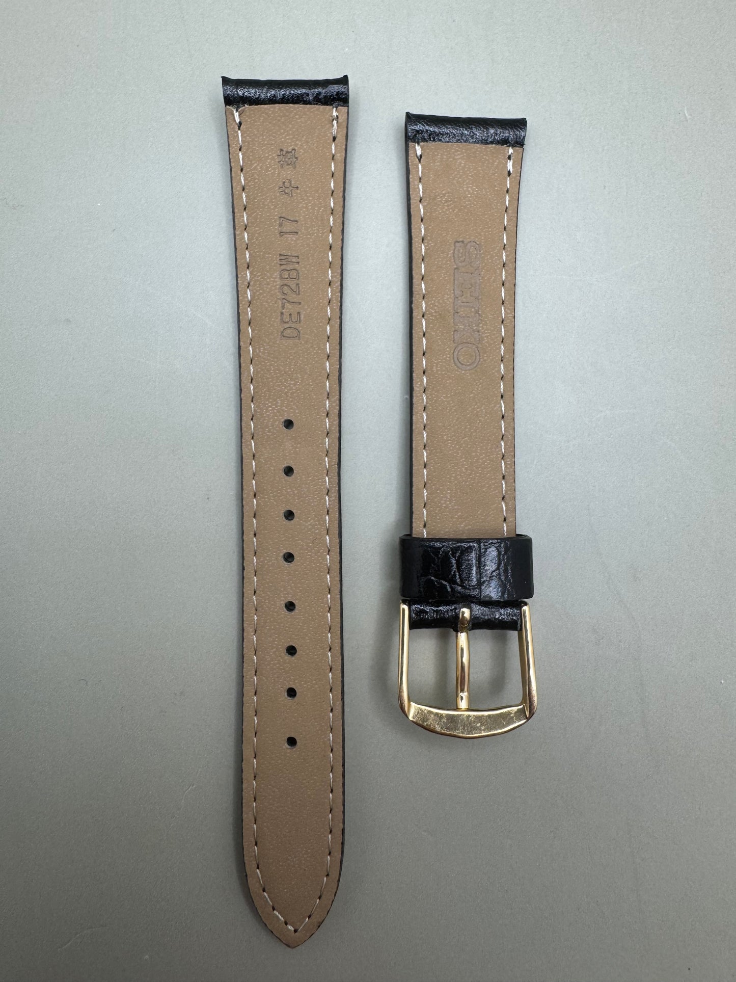 Original Seiko Lederarmband DE72 – 17 mm Schwarz in Krokodilprägung mit goldfarbener Dornschließe (JDM)