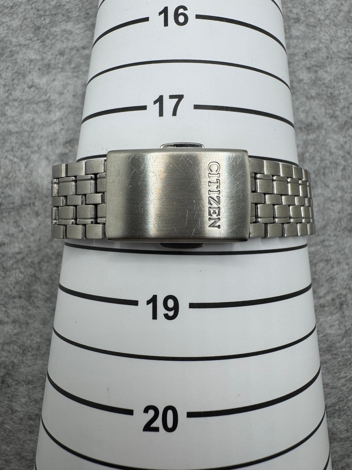 Citizen Quarz 5500-S023211 – November 1994 – quadratisches Gehäuse, Tag/Datum, 10 bar – originales Stahlarmband