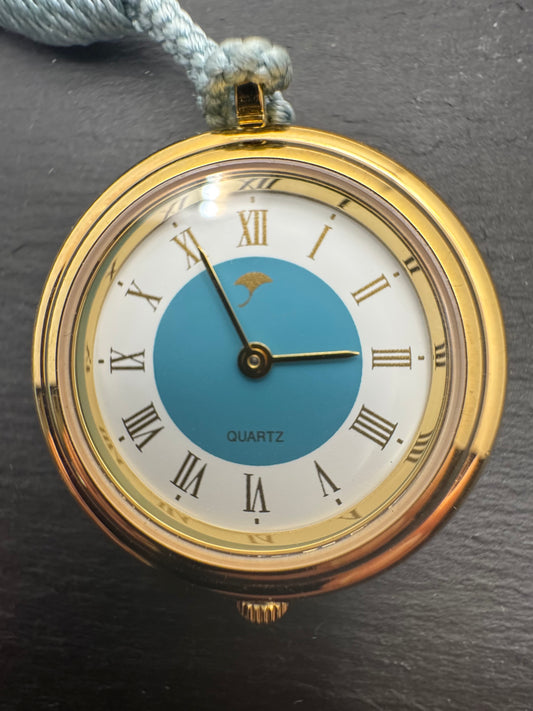 Vintage Anhängeuhr  · Quarz · Goldfarben mit blauer Hō-ō-Emaille-Rückseite und Seidenkordel · Japan, ca. 1970er/80er Jahre