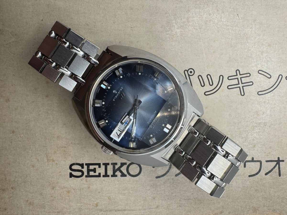 Seiko Lord Matic 5606-7230 – Calibre 5606, 25 rubis, Suwa Seikosha – cadran bleu, verre à neuf facettes, bracelet en acier d'origine – août 1972 – révisée récemment