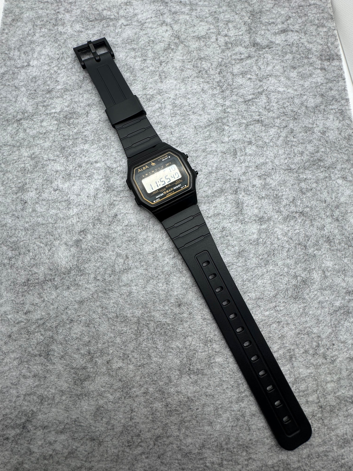 ALBA Digital W401-4160 „Lithium" – November 1990 – schwarz-goldene JDM-Digitaluhr – revidiert, neues Band