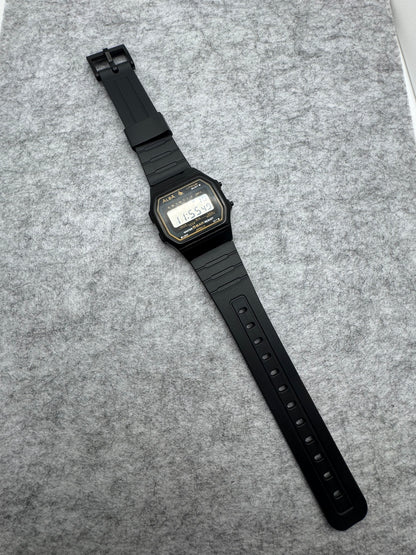 ALBA Digital W401-4160 „Lithium" – November 1990 – schwarz-goldene JDM-Digitaluhr – revidiert, neues Band