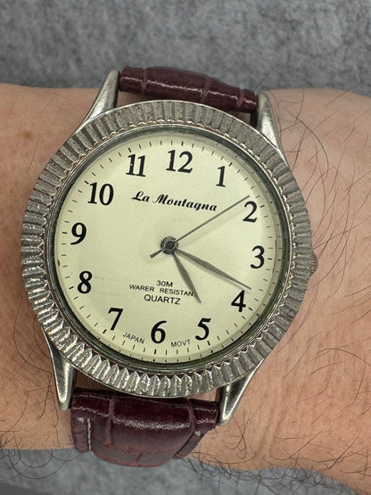 La Montagna Quartz (JDM) – Japanese movement, 30 m – fluted bezel, easy-to-read dial
