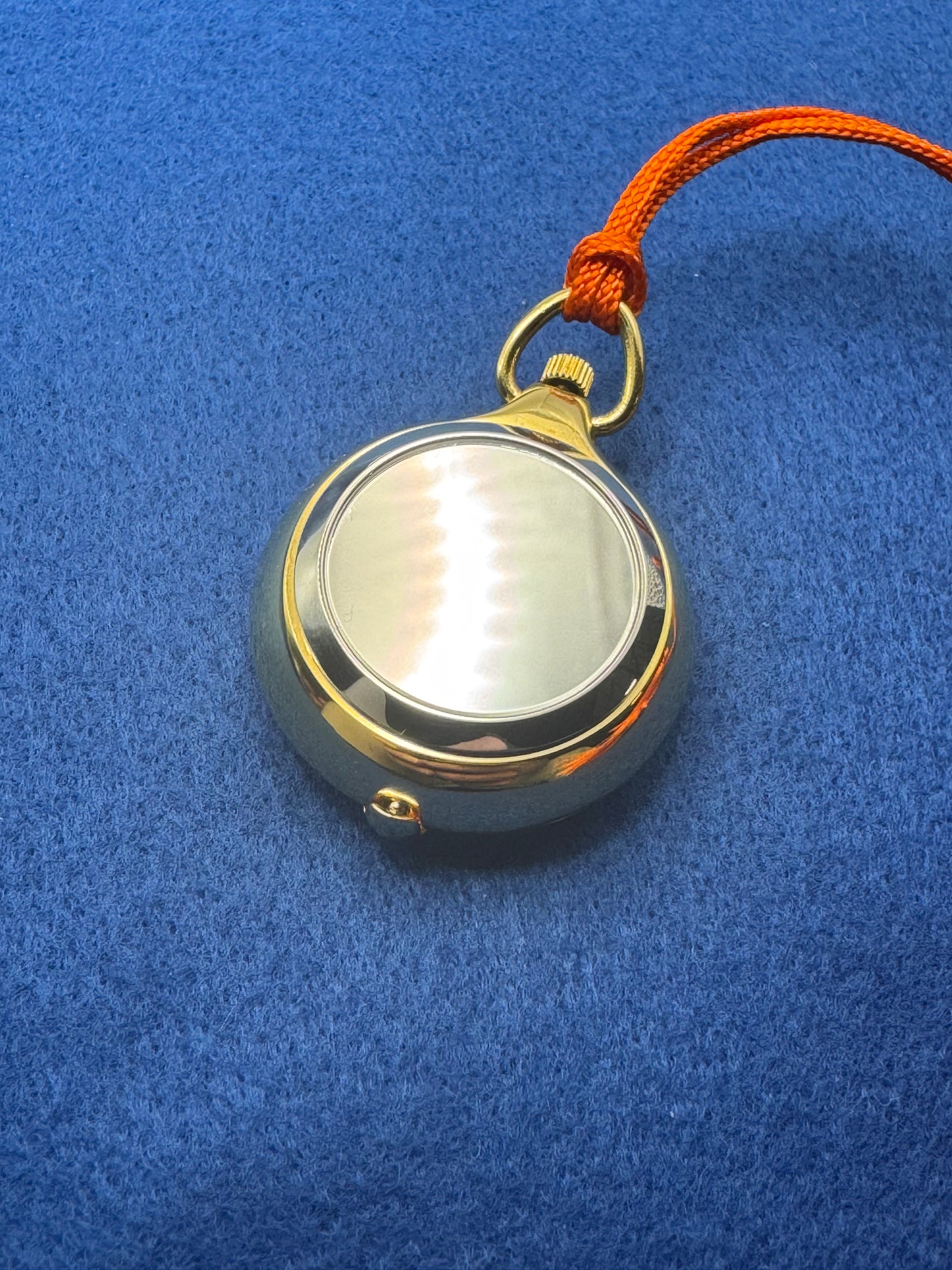 Alpe Rouenuk – Japanische Quarz-Taschenuhr mit Klappglas, Spiegelrückseite und kleinem Hon-Tsuge Kamm