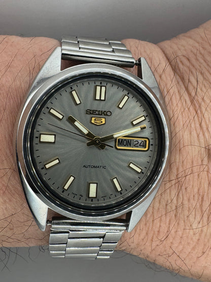 Seiko 5 Automatic 7009-3040 – Graues Sunburst-Zifferblatt & Tag/Datum – 17 Jewels, September 1982