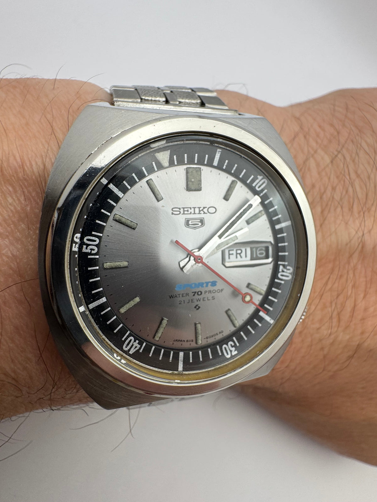 Seiko 5 Sports 6119-6020 – Calibre 6119, 21 rubis, Suwa Seikosha – lunette interne via la couronne, « Water 70 Proof » – novembre 1968 – fraîchement révisée