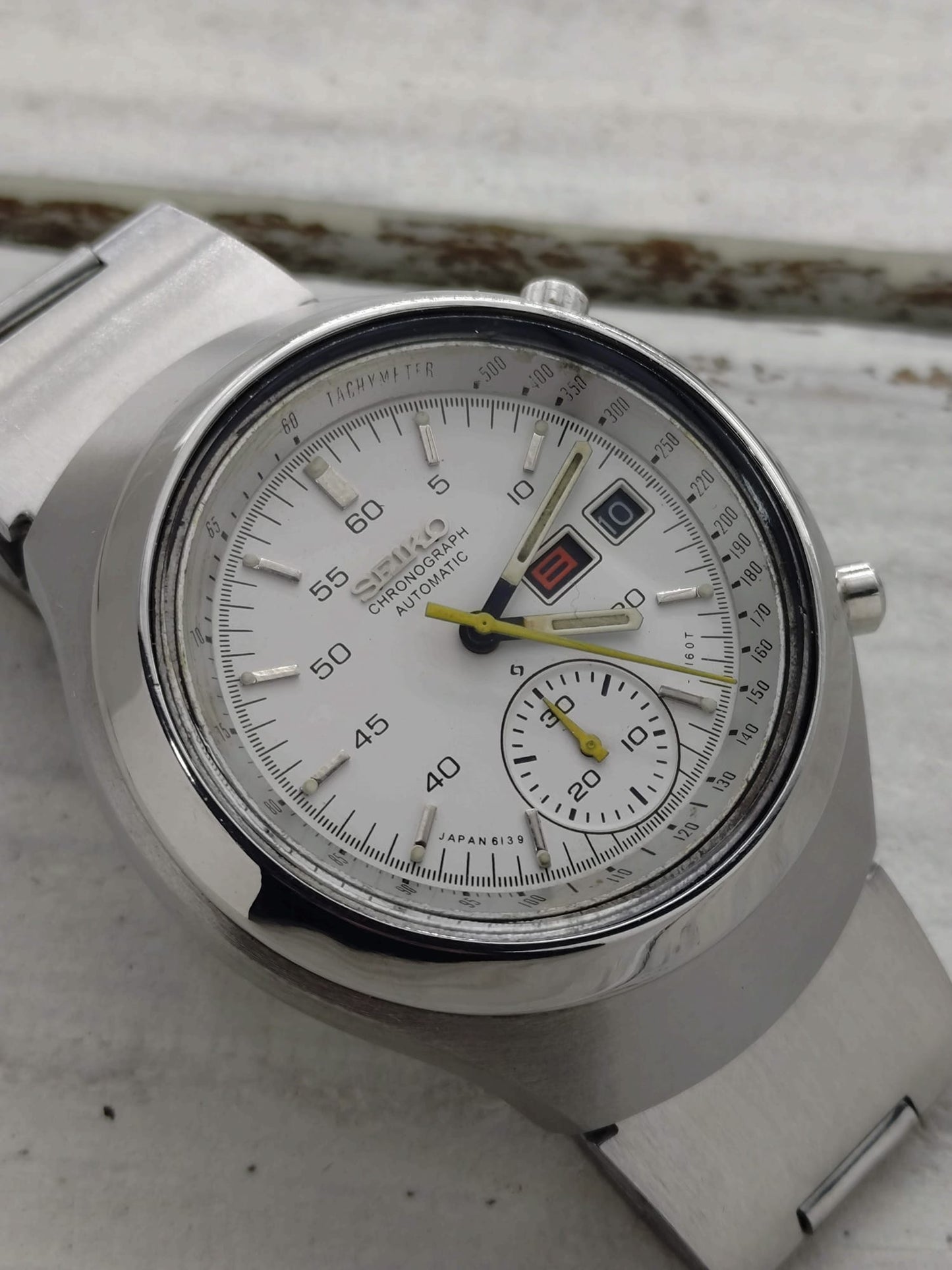 Seiko 6139 "Helmet" Automatic Chronograph – very rare white variant with yellow indices – fully serviced (2026) – original Seiko steel bracelet – non-model-correct case back
