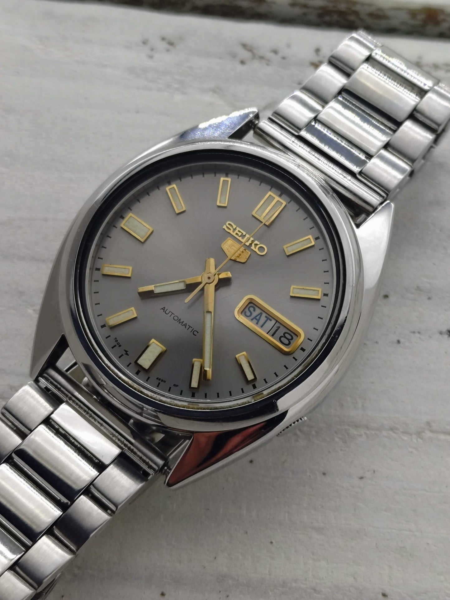 Seiko 5 Automatic 7009-3040 – Graues Sunburst-Zifferblatt & Tag/Datum – 17 Jewels, September 1982
