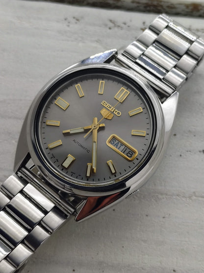 Seiko 5 Automatic 7009-3040 – Graues Sunburst-Zifferblatt & Tag/Datum – 17 Jewels, September 1982
