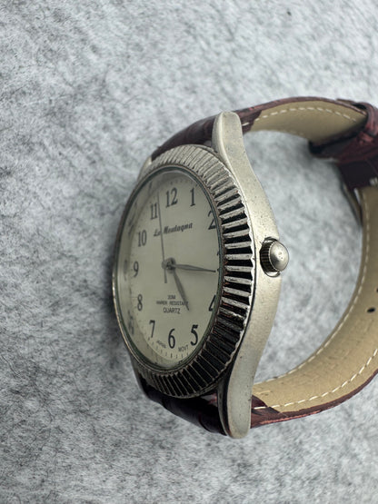 La Montagna Quartz (JDM) – Japanese movement, 30 m – fluted bezel, easy-to-read dial