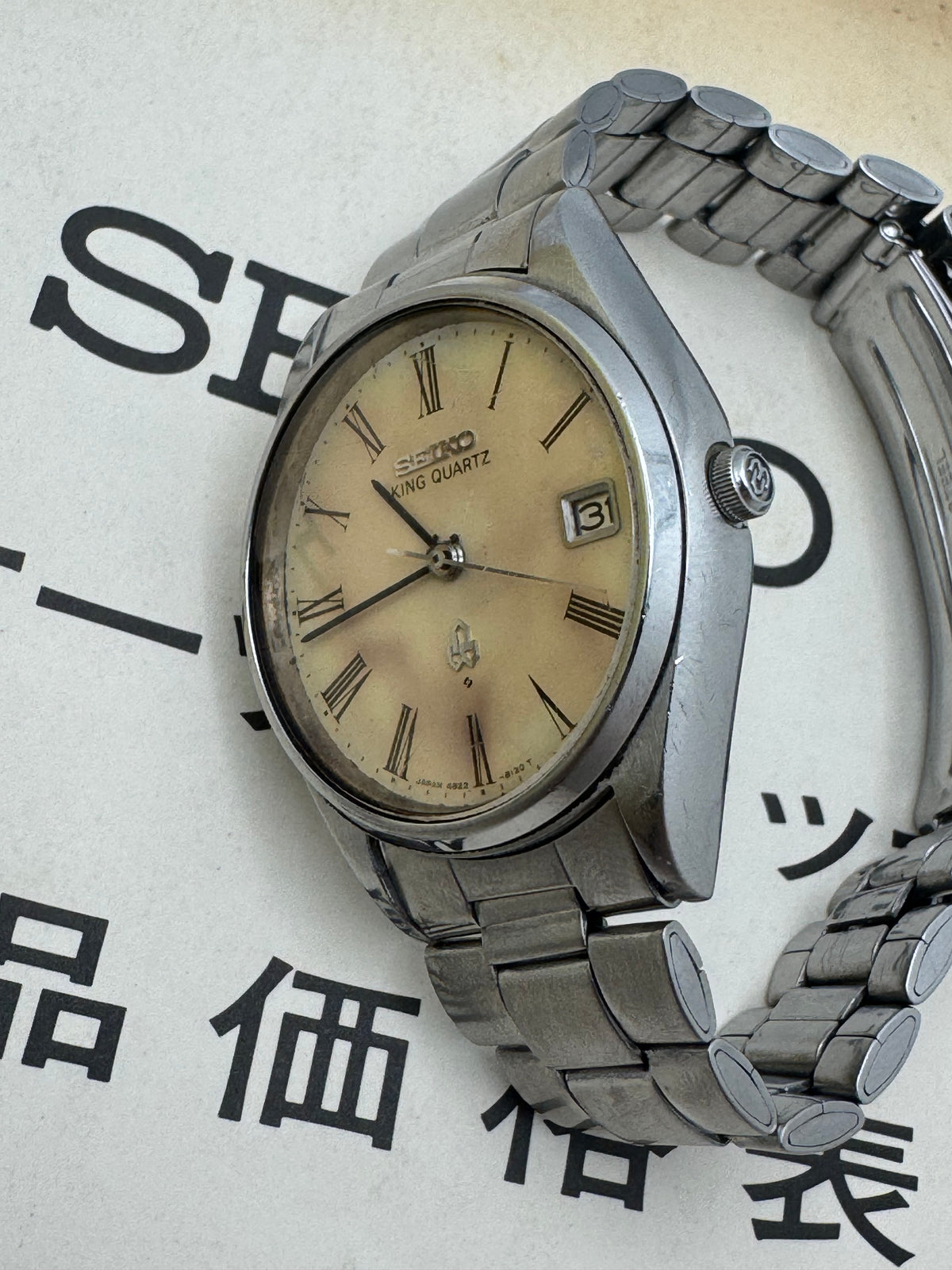 Seiko King Quartz 4822-8110 – April 1977 – römische Ziffern, cremefarbenes Zifferblatt – Originalarmband