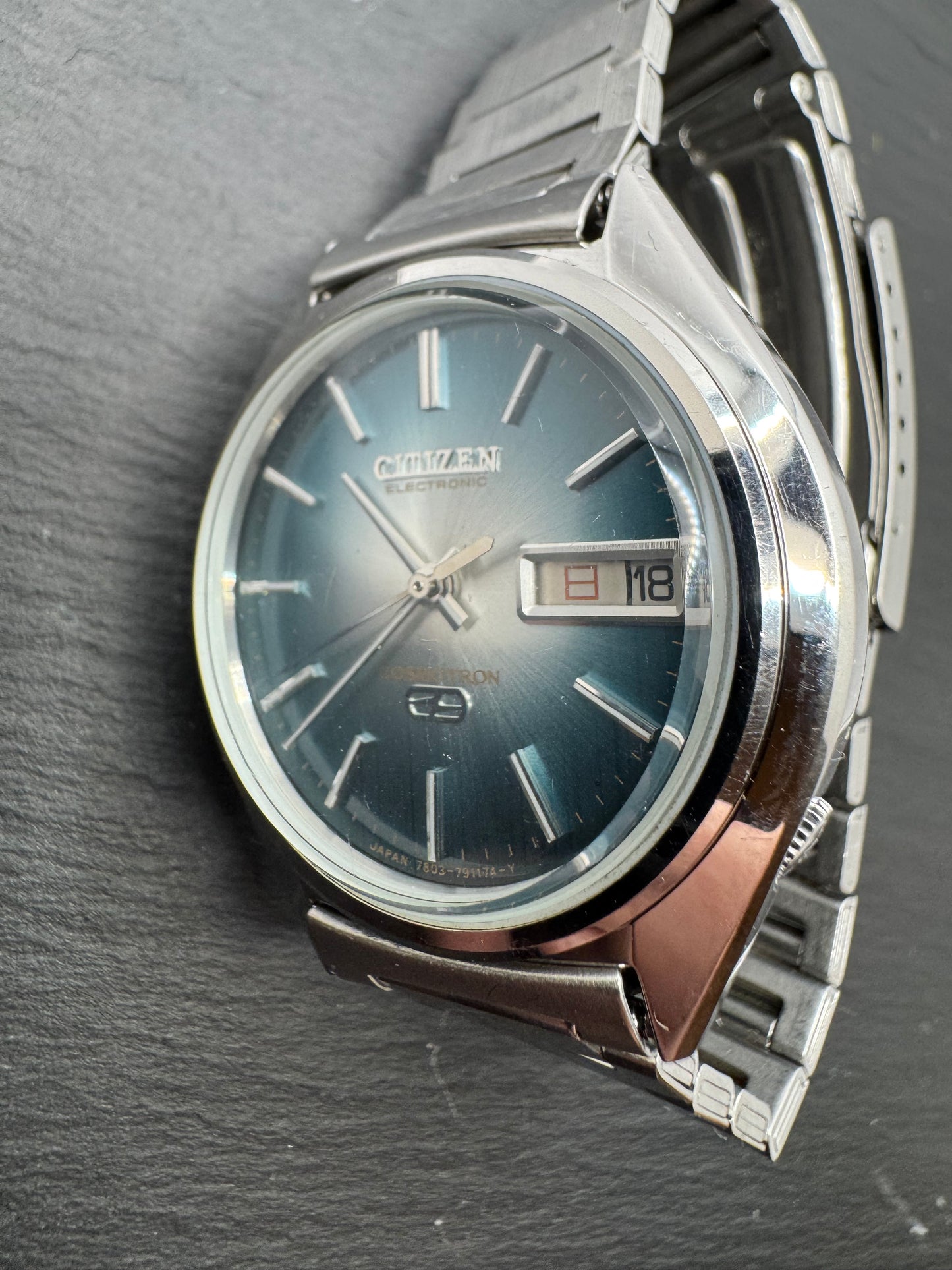 Citizen Cosmotron Electronic 4-790138 Y aus November 1974 mit blauem Sunburst-Zifferblatt und Originalband
