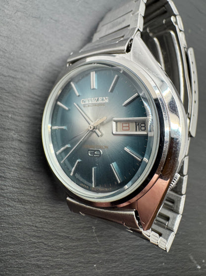 Citizen Cosmotron Electronic 4-790138 Y aus November 1974 mit blauem Sunburst-Zifferblatt und Originalband