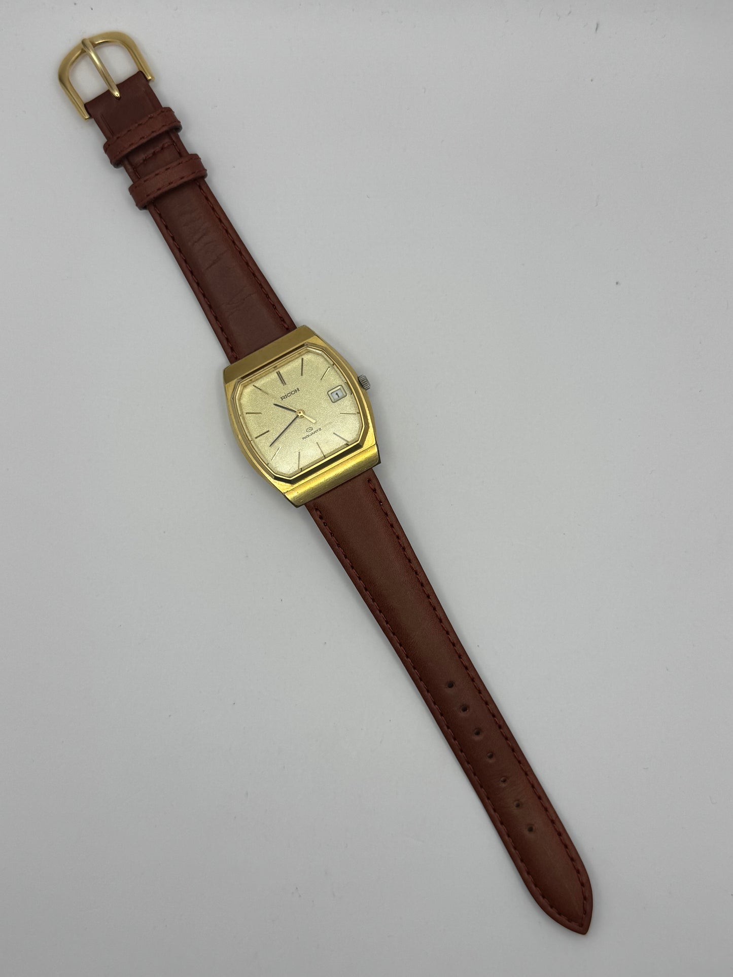 Ricoh Riquartz – Gold Tonneau Dress Watch (Japan, ca. 1970er Jahre)