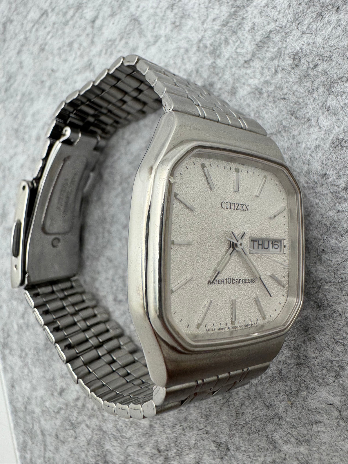 Citizen Quarz 5500-S023211 – November 1994 – quadratisches Gehäuse, Tag/Datum, 10 bar – originales Stahlarmband