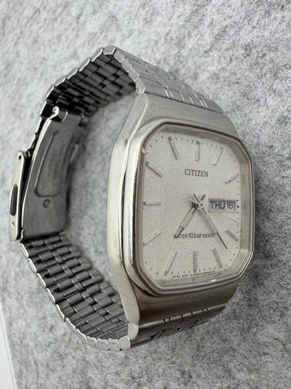Citizen Quarz 5500-S023211 – November 1994 – quadratisches Gehäuse, Tag/Datum, 10 bar – originales Stahlarmband