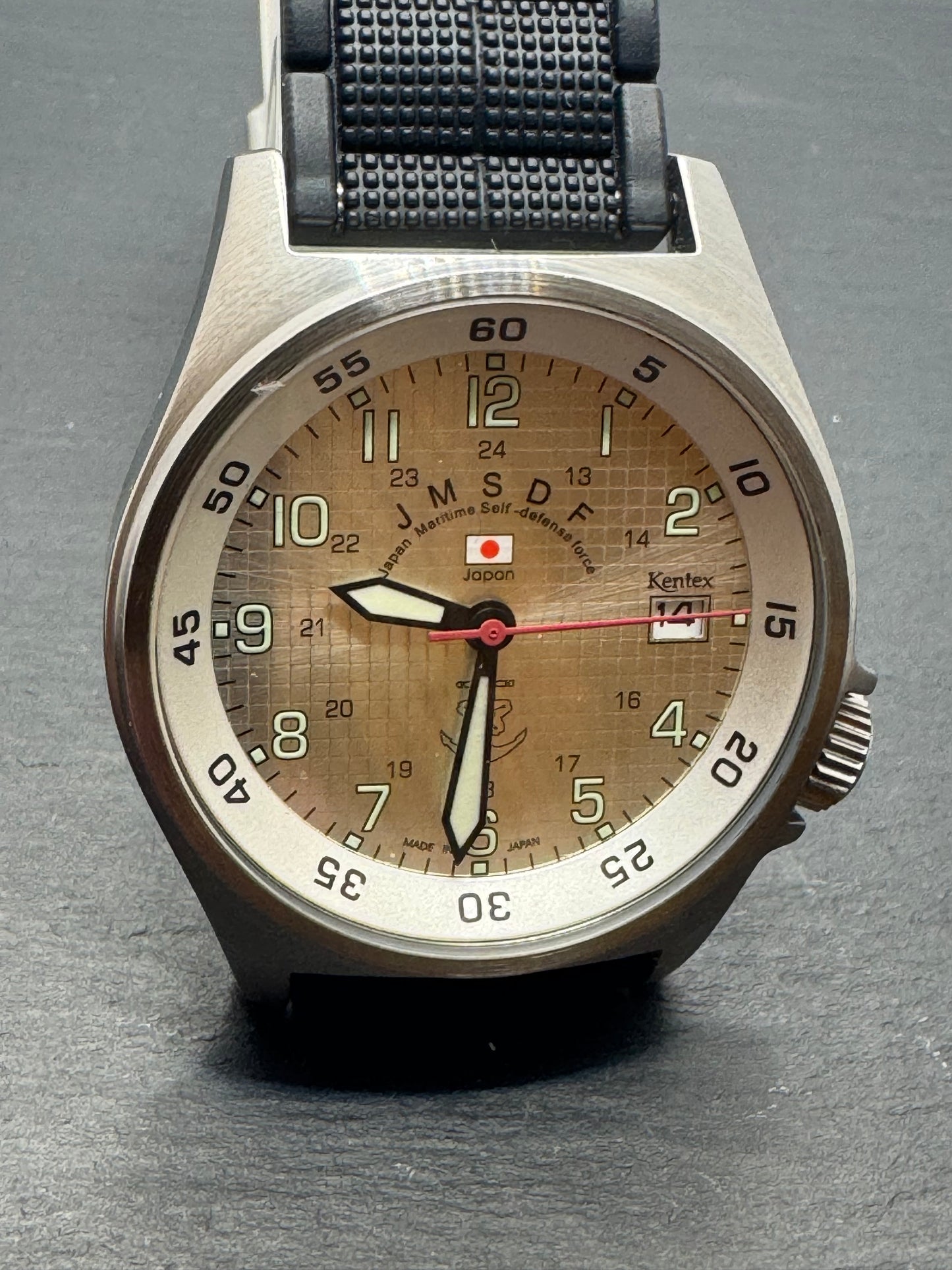 Kentex JSDF S455M – Japan Maritime Self-Defense Force Toolwatch mit strukturiertem Zifferblatt