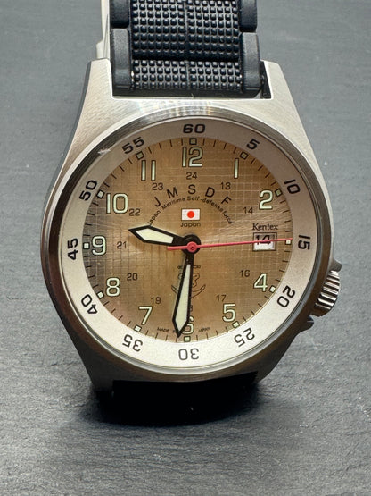 Kentex JSDF S455M – Japan Maritime Self-Defense Force Toolwatch mit strukturiertem Zifferblatt