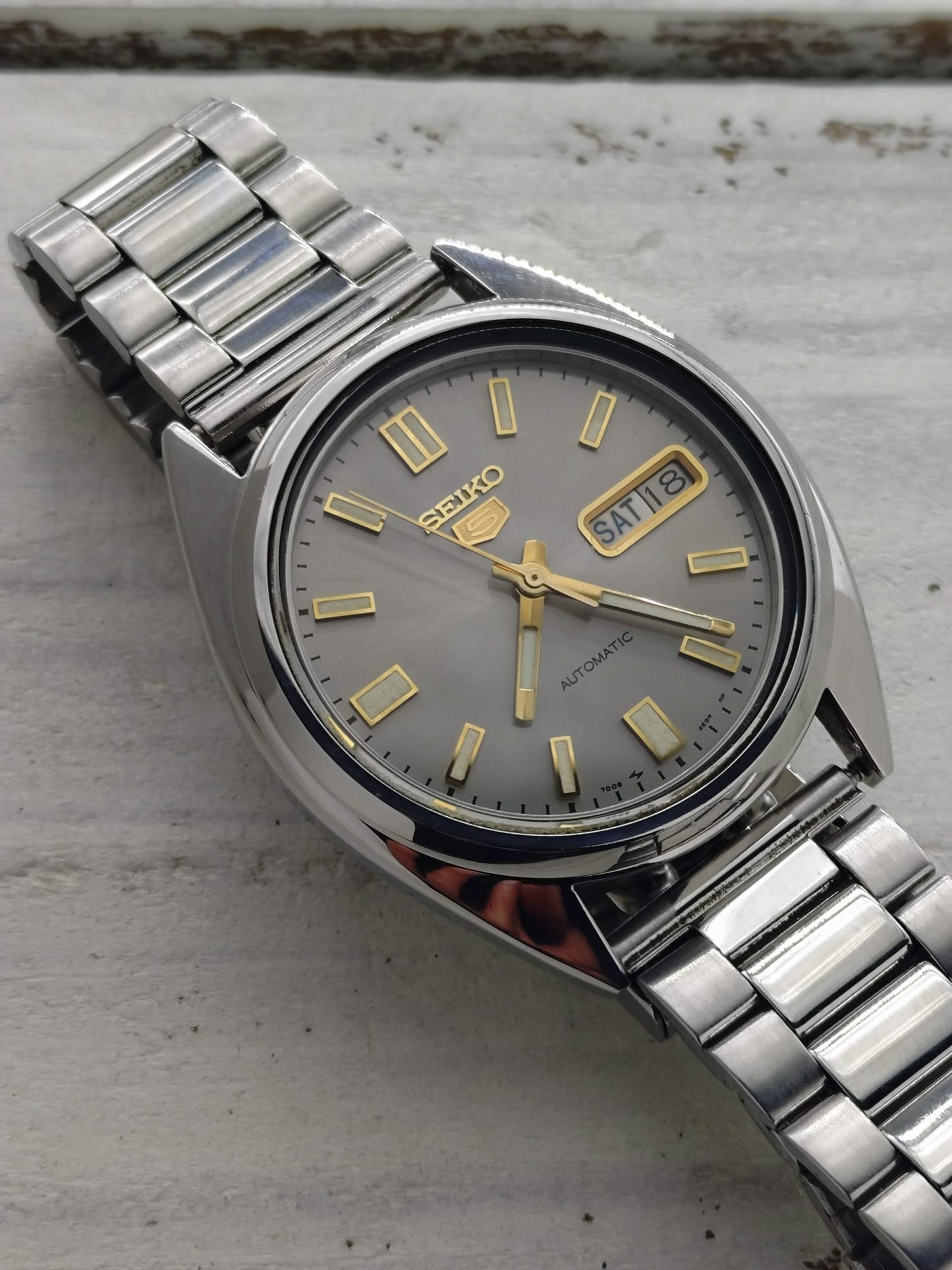 Seiko 5 Automatic 7009-3040 – Graues Sunburst-Zifferblatt & Tag/Datum – 17 Jewels, September 1982