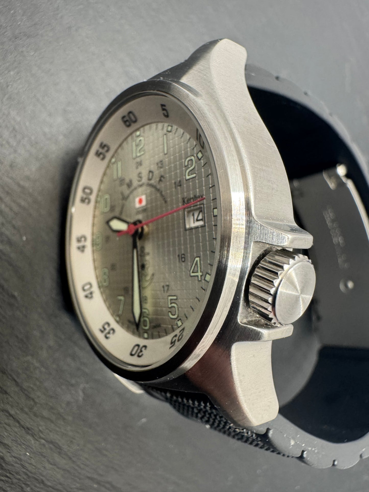 Kentex JSDF S455M – Japan Maritime Self-Defense Force Toolwatch mit strukturiertem Zifferblatt