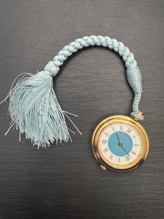 Vintage Anhängeuhr  · Quarz · Goldfarben mit blauer Hō-ō-Emaille-Rückseite und Seidenkordel · Japan, ca. 1970er/80er Jahre