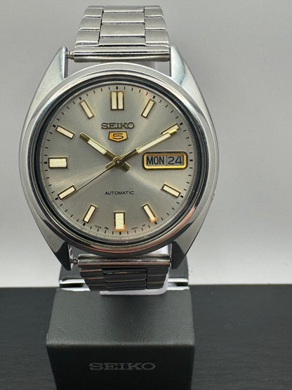 Seiko 5 Automatic 7009-3040 – Graues Sunburst-Zifferblatt & Tag/Datum – 17 Jewels, September 1982