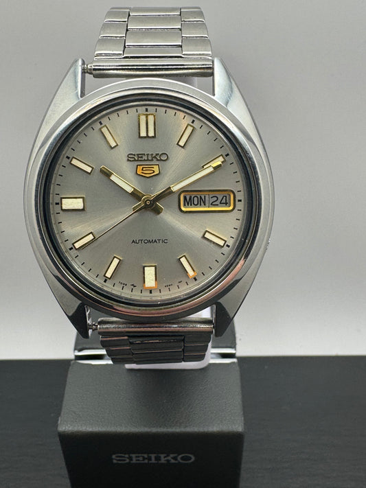 Seiko 5 automatique 7009-3040 – Cadran gris soleillé et jour/date – 17 rubis, septembre 1982