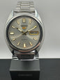 Seiko 5 Automatic 7009-3040 – Graues Sunburst-Zifferblatt & Tag/Datum – 17 Jewels, September 1982