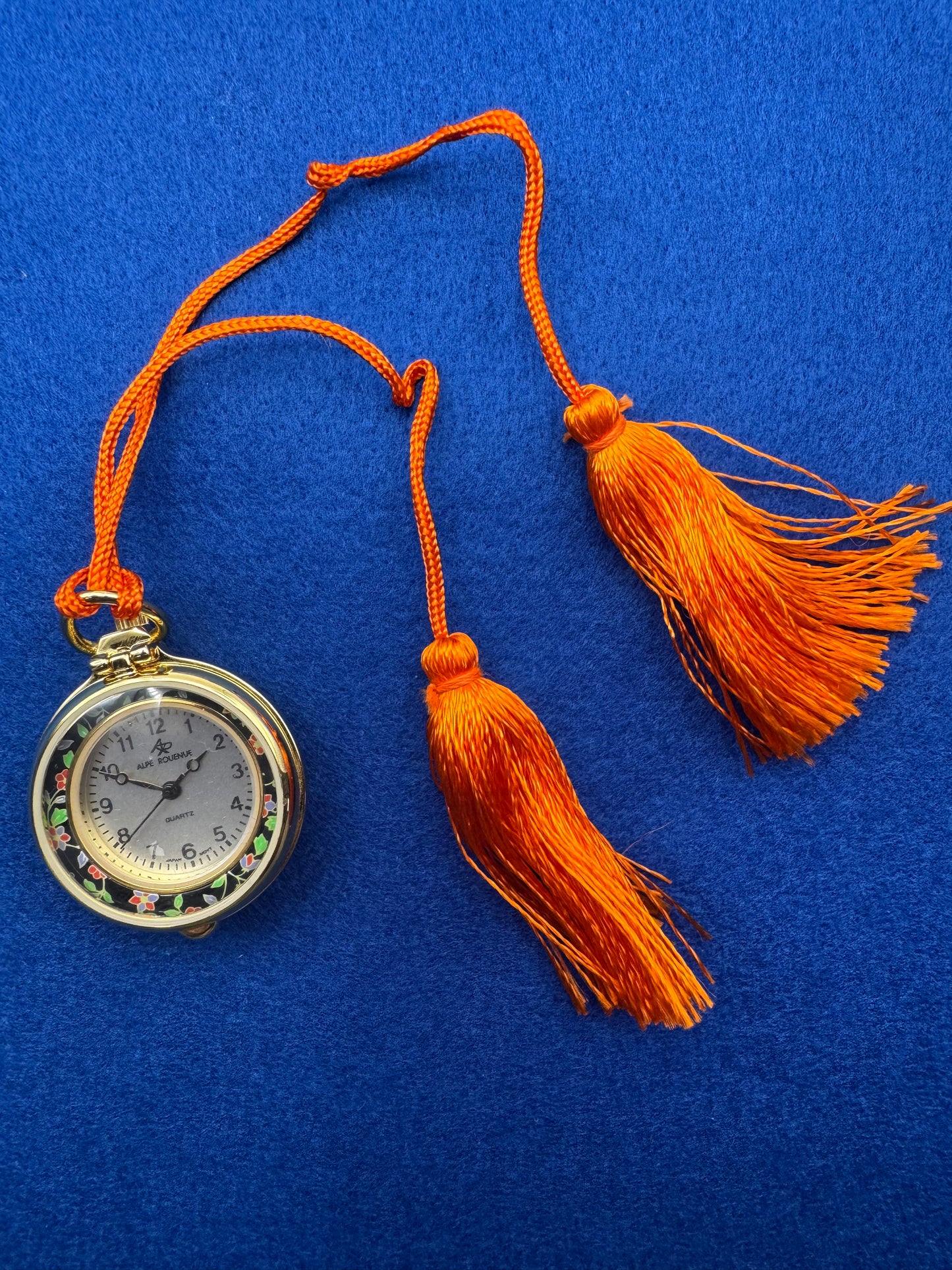 Alpe Rouenuk – Japanische Quarz-Taschenuhr mit Klappglas, Spiegelrückseite und kleinem Hon-Tsuge Kamm