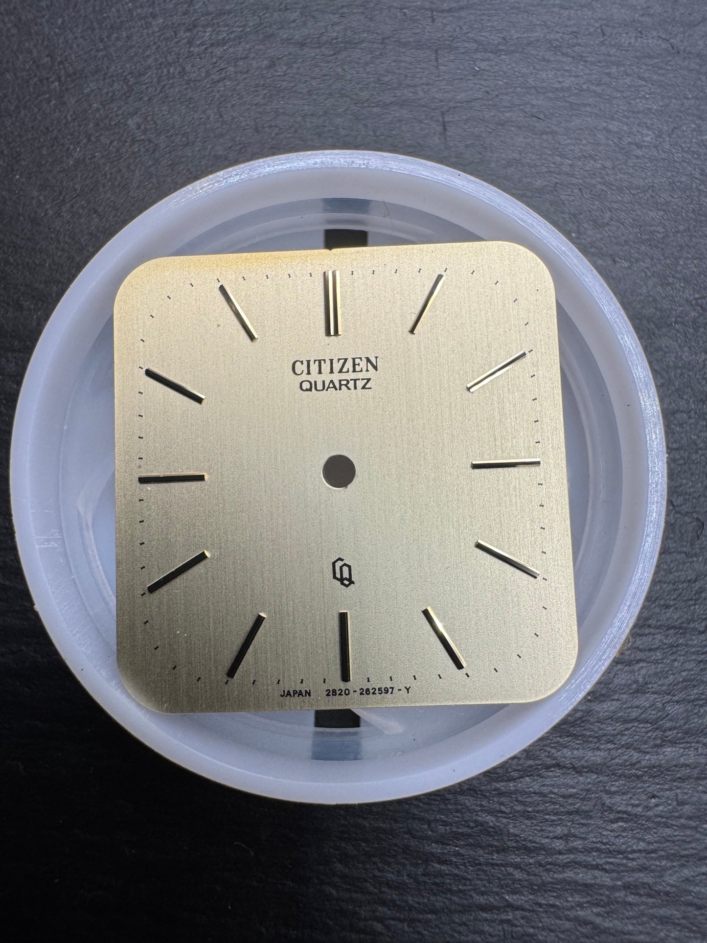 Citizen Original Dial 2820-262597 "Citizen Quartz" (angular, champagne/gold satinized, applied indices) – NOS