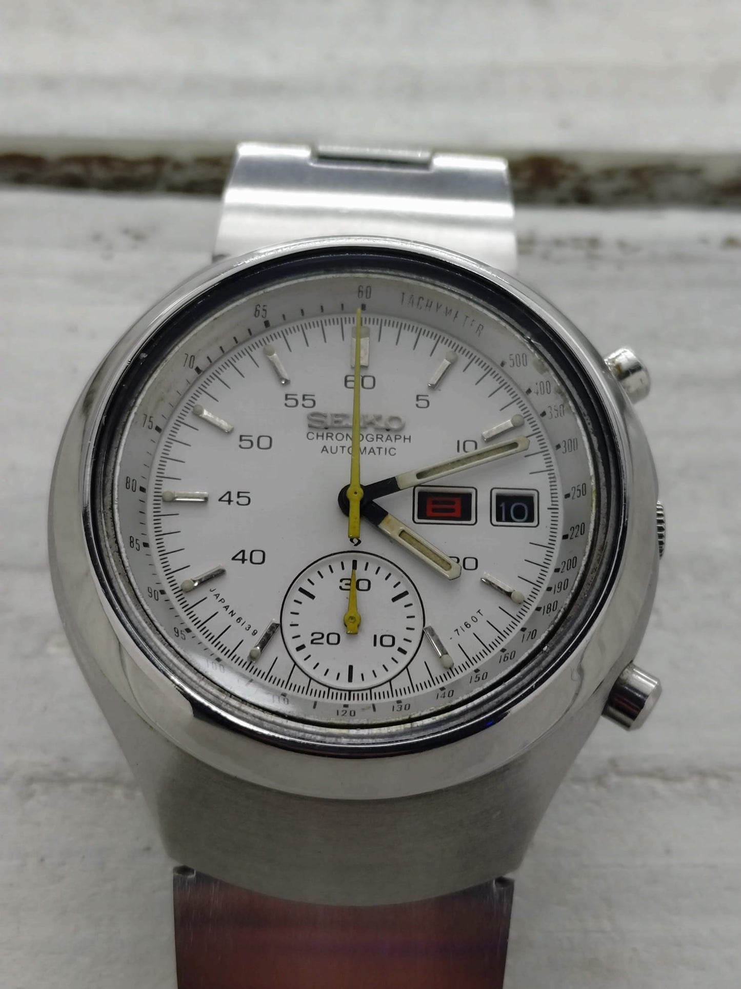 Seiko 6139 "Helmet" Automatic Chronograph – very rare white variant with yellow indices – fully serviced (2026) – original Seiko steel bracelet – non-model-correct case back