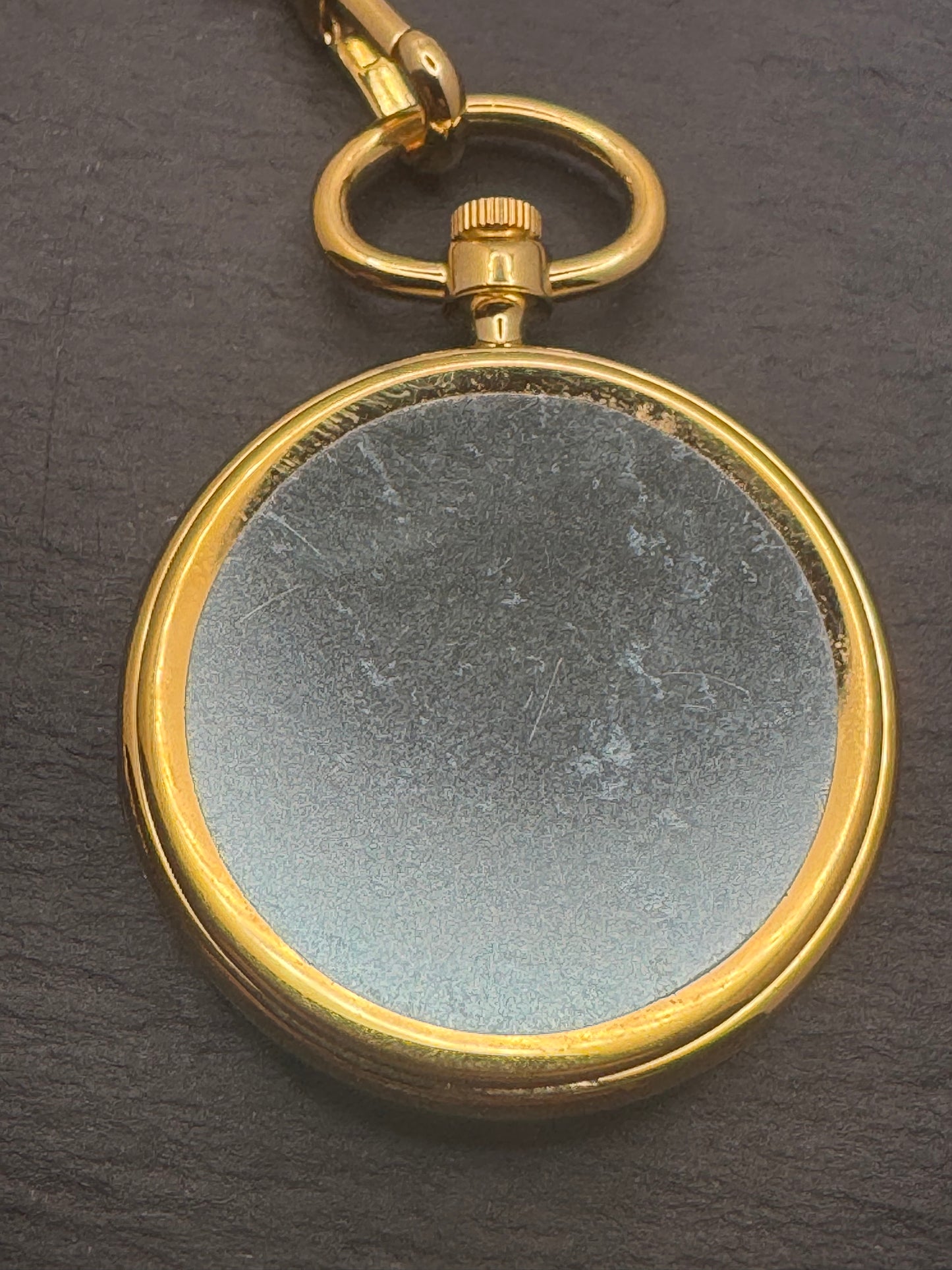 Seltene Taschenuhr aus Kyoto – japanische Kiefern in traditionellem Kunsthandwerk (Kyō-Zōgan)