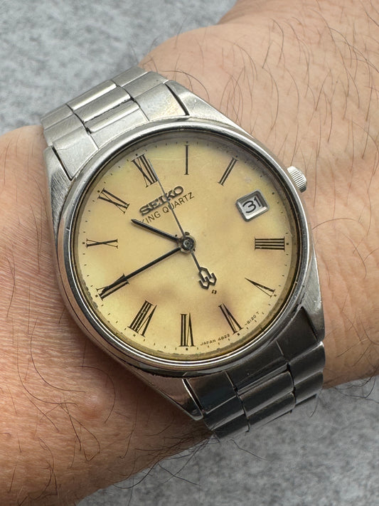 Seiko King Quartz 4822-8110 – April 1977 – römische Ziffern, cremefarbenes Zifferblatt – Originalarmband