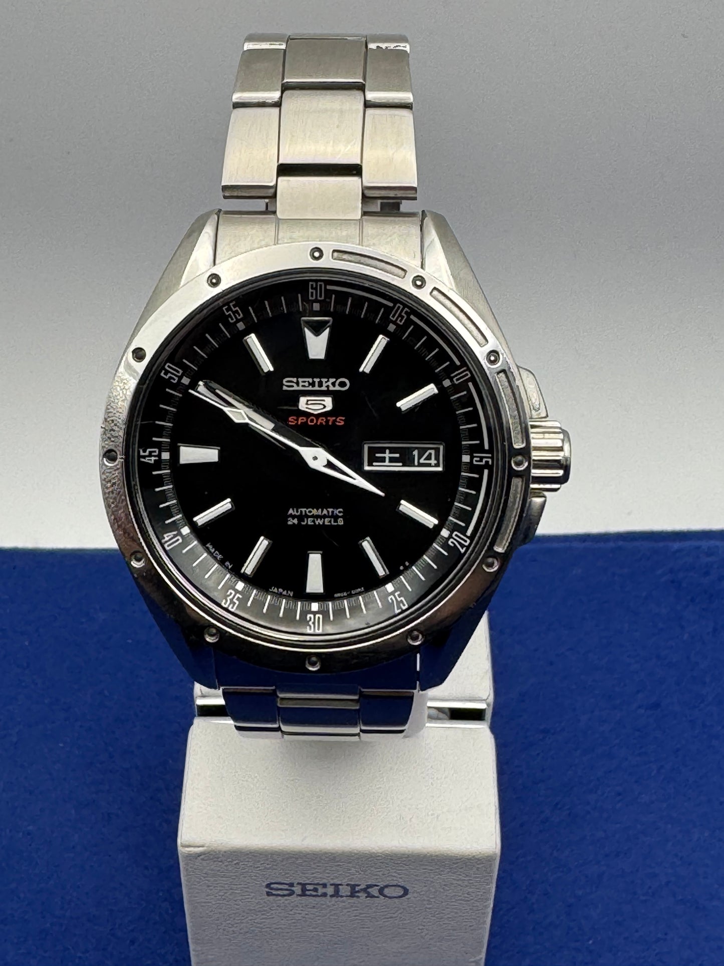 Seiko 5 Sports 4R36-00E0 – JDM Automatik mit Day-Date und Originalarmband (Japan, Februar 2015)