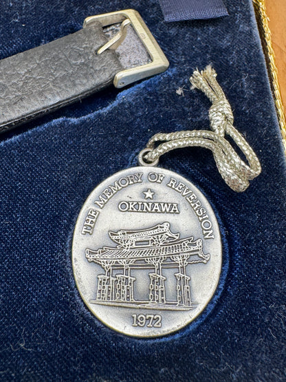 Citizen "The Memory of Reversion – Okinawa 1972" – 920 silver, relief dial – Complete set with cassette and commemorative medal in NOS (New Old Stock) condition (Ref. 6700-673310 YO, May 1972)