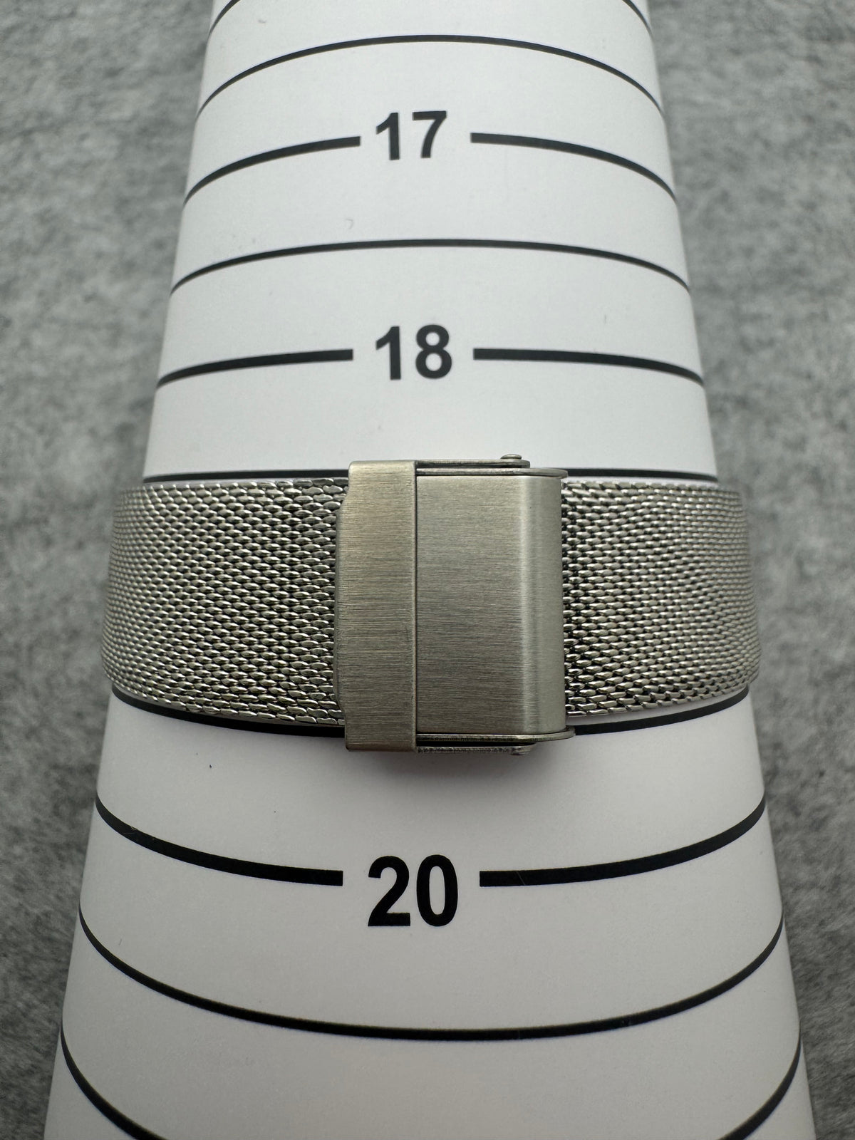 Seiko Quarz 7830-8000 – März 1977 – nur 6,4 mm flach – Tropical Dial - neuwertiges Milanaise-Armband