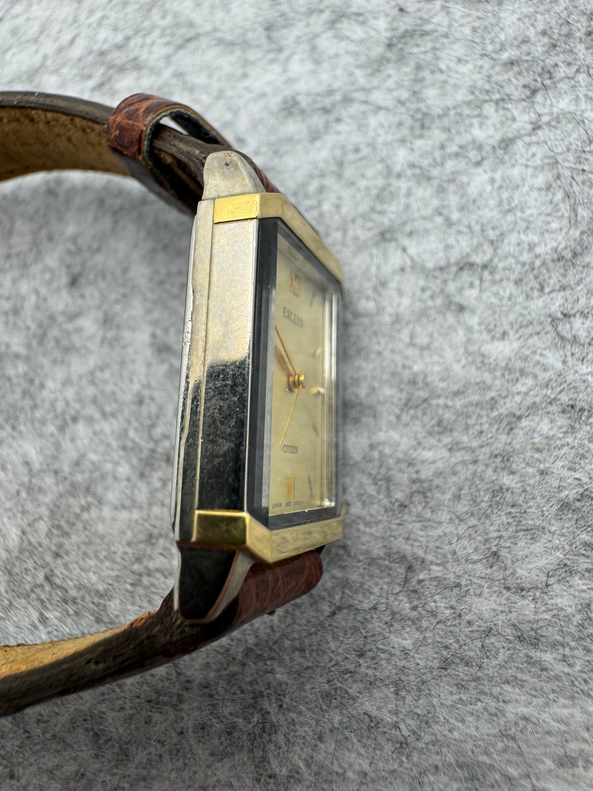 Citizen Exceed – April 1987 - Bicolor Tank case with onyx bezel – Caliber 3330, anti-magnetic