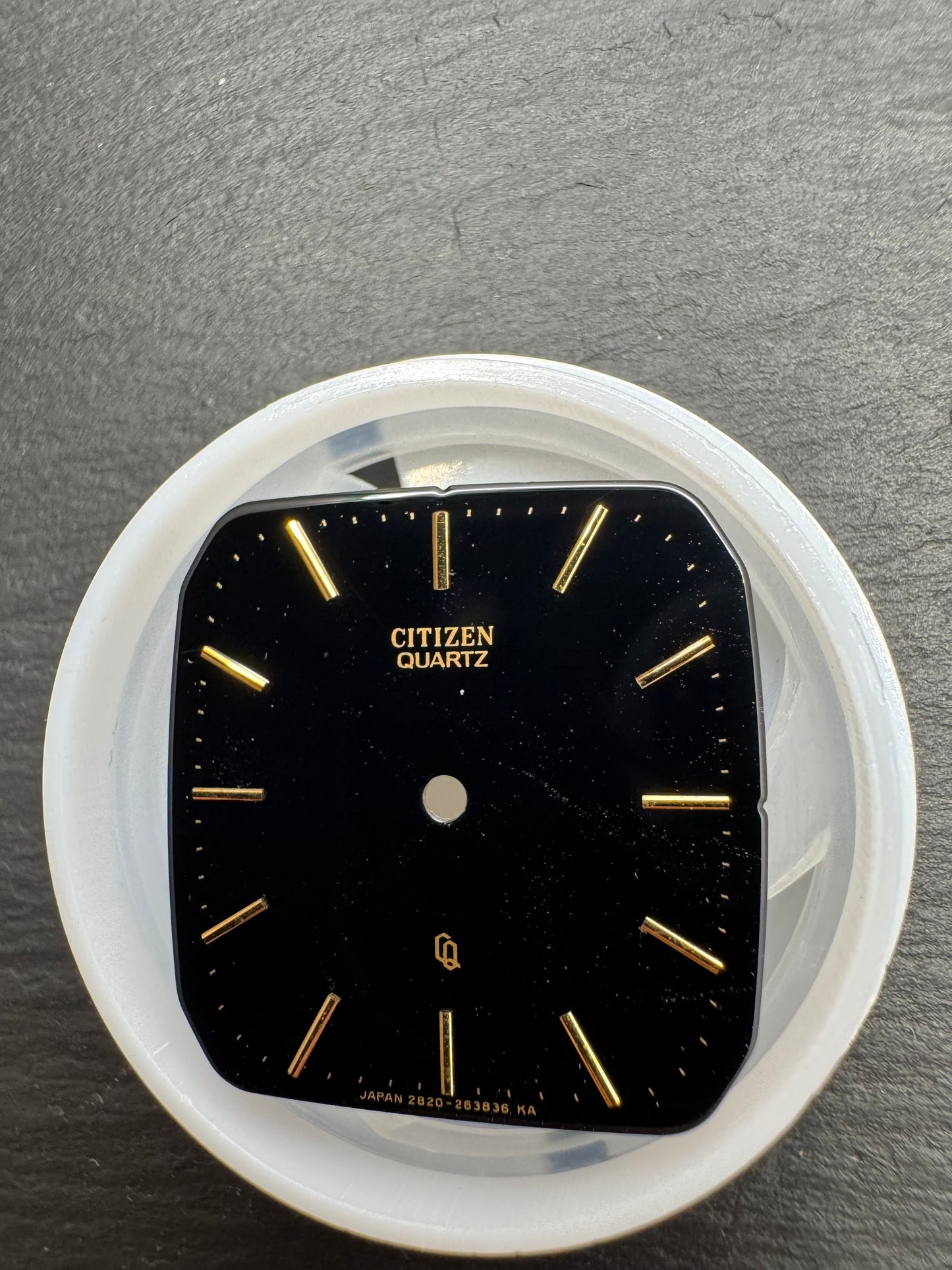 Citizen Original Zifferblatt 2820-263836 „Citizen Quartz" (eckig, Glanzschwarz/Gold, applizierte Indizes) – NOS