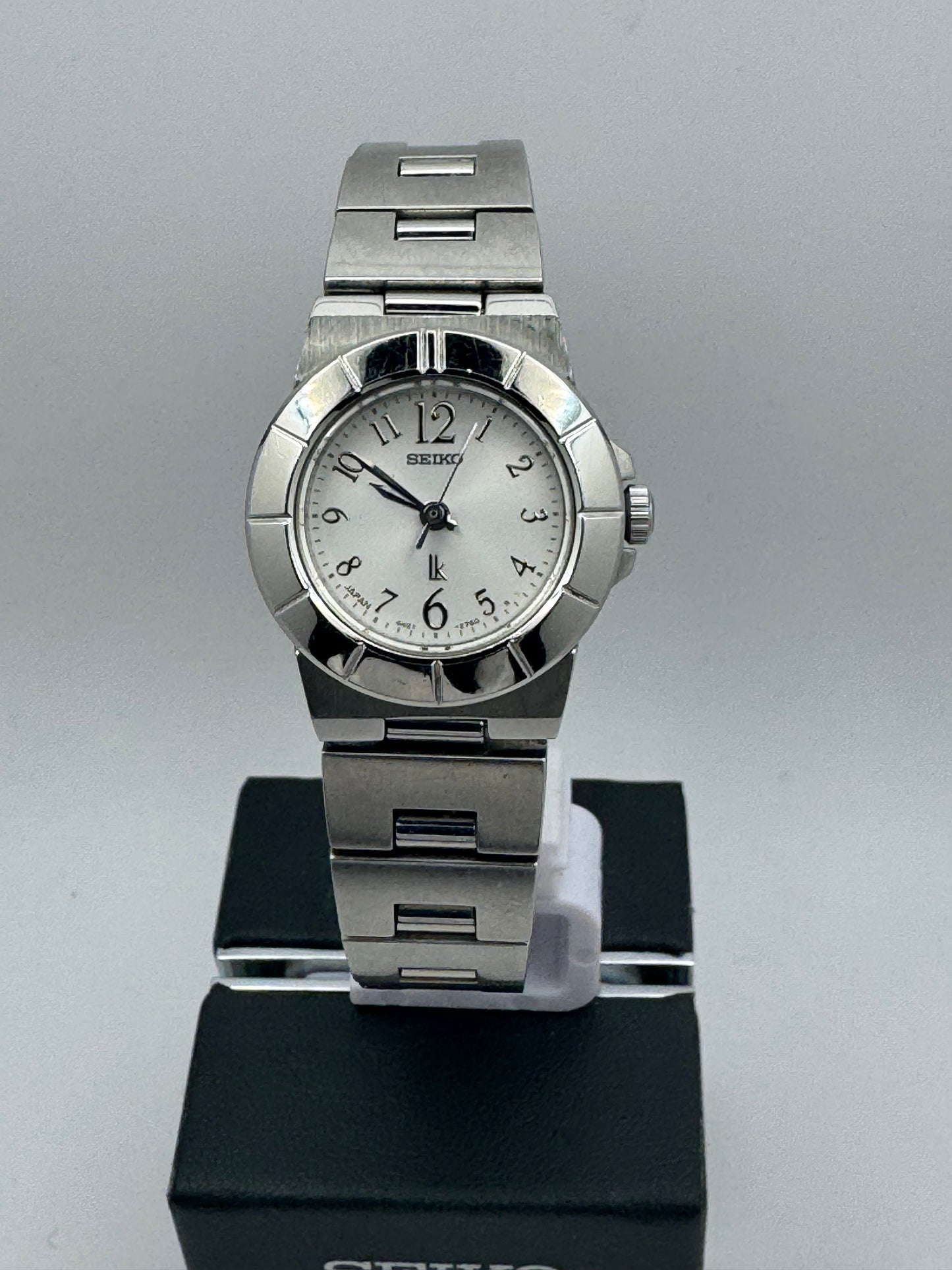 Seiko Lucia Quarz-Damenuhr (Ref. 4N21-1180), Dezember 1999, silbernes Zifferblatt, Original-Stahlarmband mit Ersatzgliedern