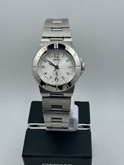 Seiko Lucia Quarz-Damenuhr (Ref. 4N21-1180), Dezember 1999, silbernes Zifferblatt, Original-Stahlarmband mit Ersatzgliedern