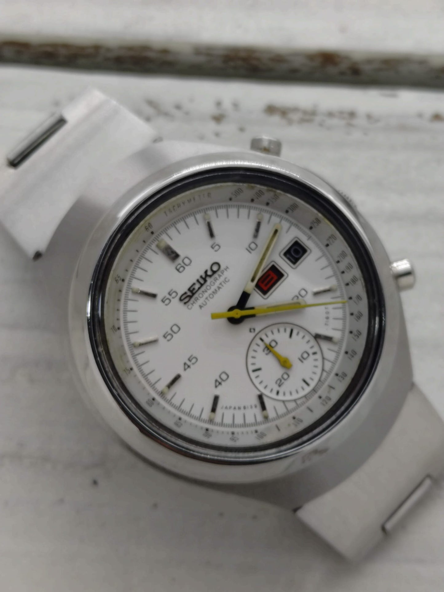 Seiko 6139 "Helmet" Automatic Chronograph – very rare white variant with yellow indices – fully serviced (2026) – original Seiko steel bracelet – non-model-correct case back